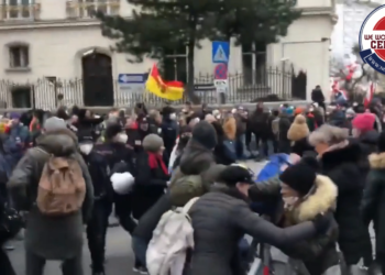 Protesters against covid tyranny tear down fences of health apartheid in Vienna as the fire rages around the world