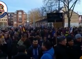 The German city of Saarbrücken on Monday morning, as a clear example, that many Germans did not go to work, but joined the protests against mandatory vaccination