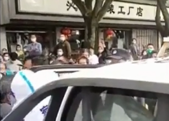 Old Chinese man gets arrested by COVID stormtroopers in the Qingpu District in Shanghai.