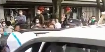 Old Chinese man gets arrested by COVID stormtroopers in the Qingpu District in Shanghai.