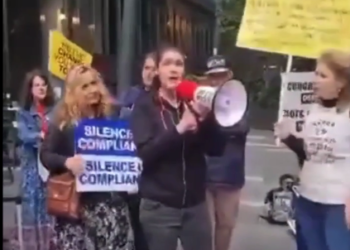 An injured theatre nurse (15yrs) speaks out on the  footsteps of AHPRA Melbourne.  She gives a heartbreaking account of her own healthcare trials and  begs for the facts to come out.  An incredibly brave lady who deserves to be heard !!